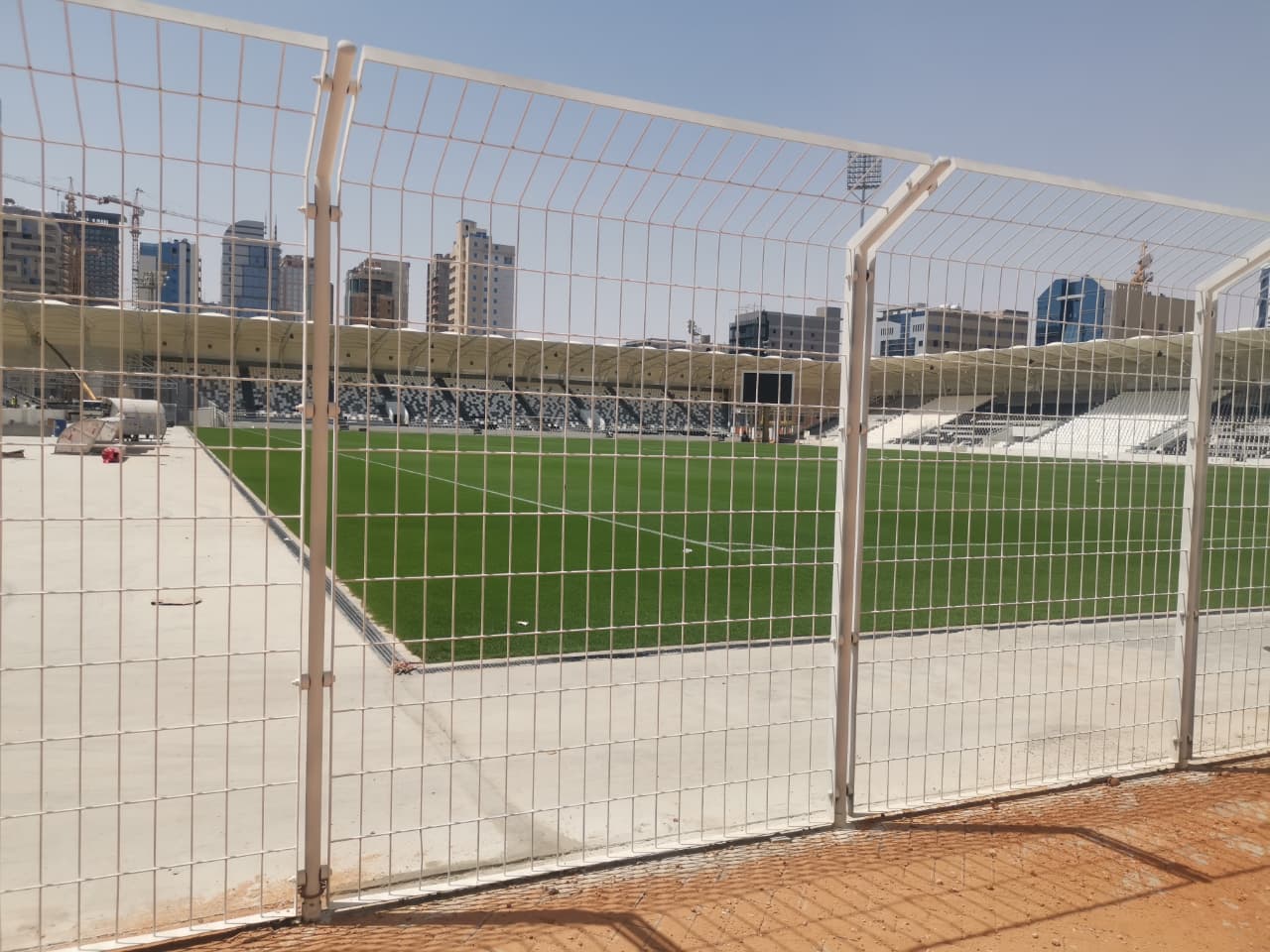 لوحة حديد مزخرفة مدمجة مع بوابة خشبية التشطيب
