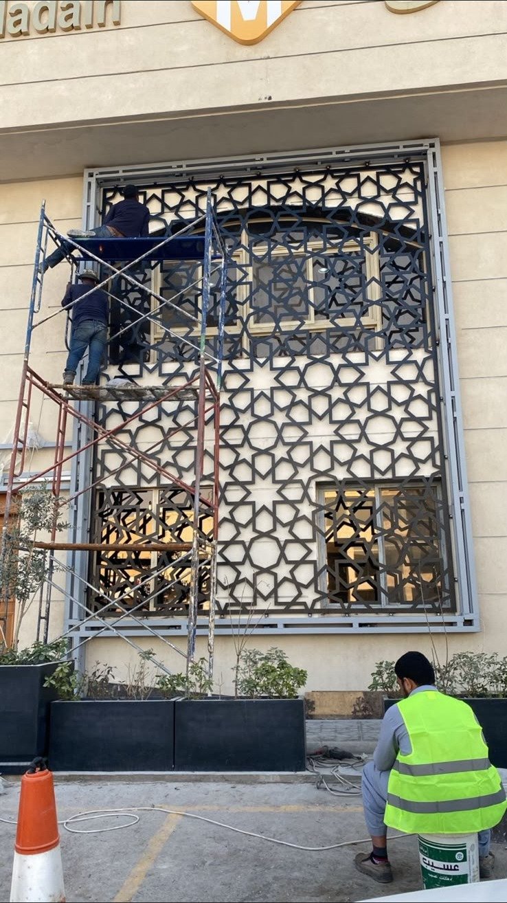 واجهة معدنية بنقش هندسي إسلامي