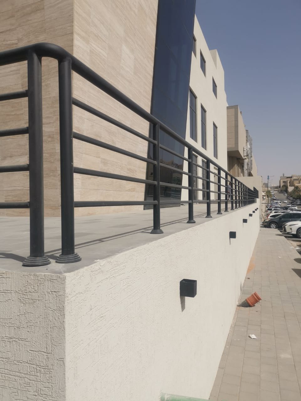 درابزين حديد أسود لسطح مبنى